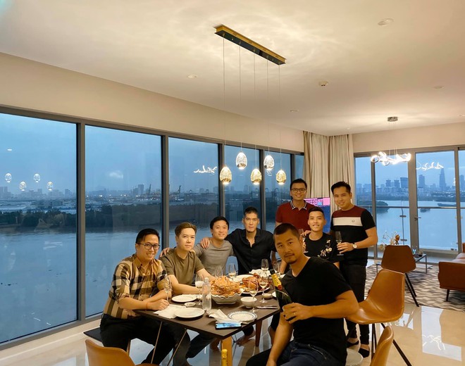 Căn hộ của L&ecirc; Hiếu với g&oacute;c view 2 mặt s&ocirc;ng đắt gi&aacute; nhất S&agrave;i G&ograve;n, MC Nguy&ecirc;n Khang đến thăm nh&agrave; v&agrave; thốt l&ecirc;n một c&acirc;u ngỡ ng&agrave;ng - Ảnh 2.