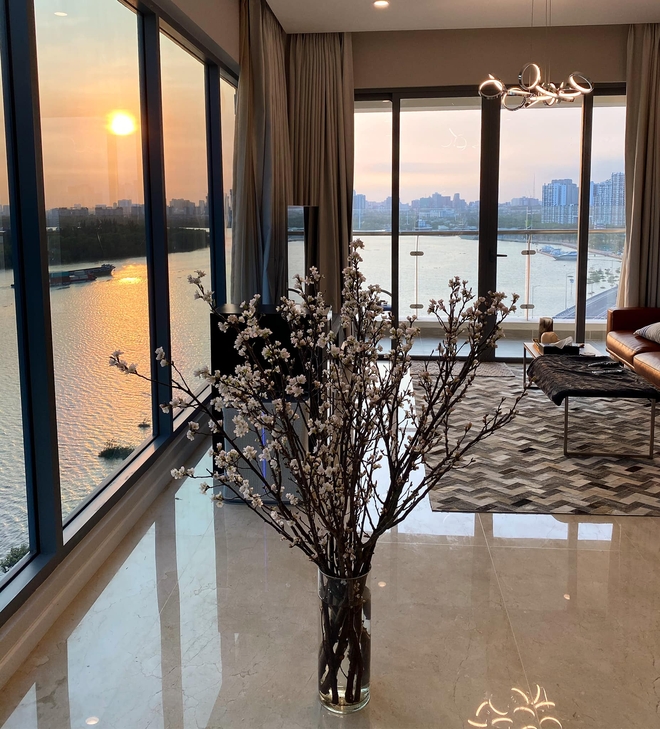 Căn hộ của L&ecirc; Hiếu với g&oacute;c view 2 mặt s&ocirc;ng đắt gi&aacute; nhất S&agrave;i G&ograve;n, MC Nguy&ecirc;n Khang đến thăm nh&agrave; v&agrave; thốt l&ecirc;n một c&acirc;u ngỡ ng&agrave;ng - Ảnh 8.
