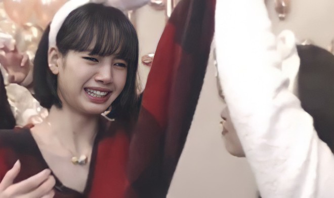 Khung hình năm mới gây sốt của BLACKPINK: Lisa mếu khóc, Jennie - Jisoo phá hình tượng, Rosé mặt gì mà “khó đỡ” thế này? - Ảnh 5.
