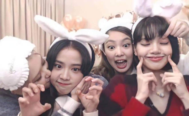 Khung hình năm mới gây sốt của BLACKPINK: Lisa mếu khóc, Jennie - Jisoo phá hình tượng, Rosé mặt gì mà “khó đỡ” thế này? - Ảnh 9.