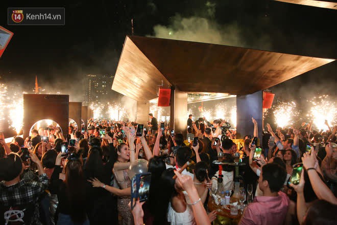 Ngọc Trinh rủ Kenshj gốc mít quậy tưng bừng đêm Countdown, bar sàn trên cao được dân chơi Sài Gòn tích cực lăng xê mùa này! - Ảnh 14.
