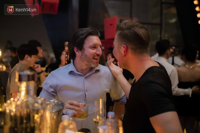 Ngọc Trinh rủ Kenshj gốc mít quậy tưng bừng đêm Countdown, bar sàn trên cao được dân chơi Sài Gòn tích cực lăng xê mùa này! - Ảnh 18.