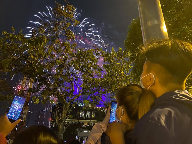Pháo hoa đã rực sáng bầu trời cả nước, chúc mừng năm mới 2021 - Ảnh 7.