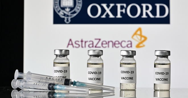 Đặt l&ecirc;n b&agrave;n c&acirc;n vaccine ngừa Covid-19 của AstraZeneca v&agrave; Pfizer/BioNTech - Ảnh 1.