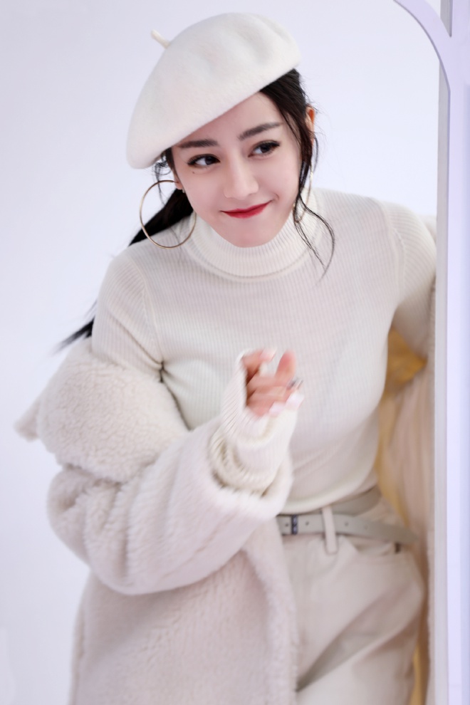 Được MC khen xinh, ai ngờ Địch Lệ Nhiệt Ba c&oacute; m&agrave;n phản ph&aacute;o cực ngầu g&acirc;y b&atilde;o Weibo - Ảnh 13.