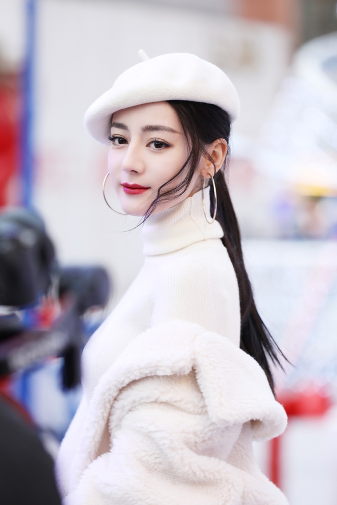 Được MC khen xinh, ai ngờ Địch Lệ Nhiệt Ba c&oacute; m&agrave;n phản ph&aacute;o cực ngầu g&acirc;y b&atilde;o Weibo - Ảnh 12.