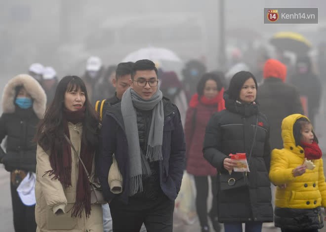 Sa Pa chìm trong sương mù và lạnh giá 3 độ C, khách du lịch ùn ùn đổ về vui chơi trong ngày đầu năm - Ảnh 10.