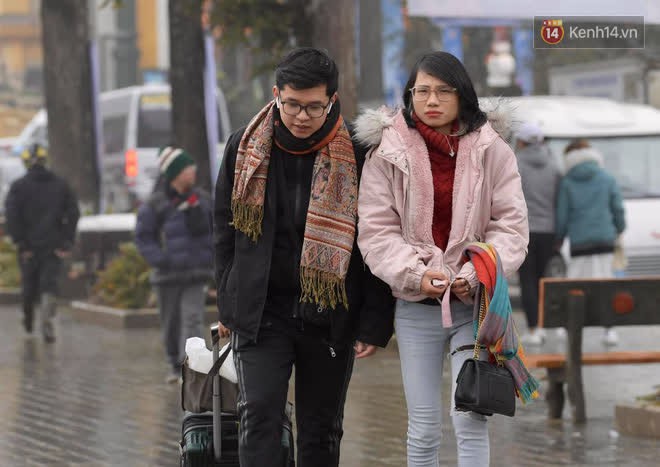 Sa Pa chìm trong sương mù và lạnh giá 3 độ C, khách du lịch ùn ùn đổ về vui chơi trong ngày đầu năm - Ảnh 12.