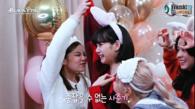 Khung hình năm mới gây sốt của BLACKPINK: Lisa mếu khóc, Jennie - Jisoo phá hình tượng, Rosé mặt gì mà “khó đỡ” thế này? - Ảnh 3.