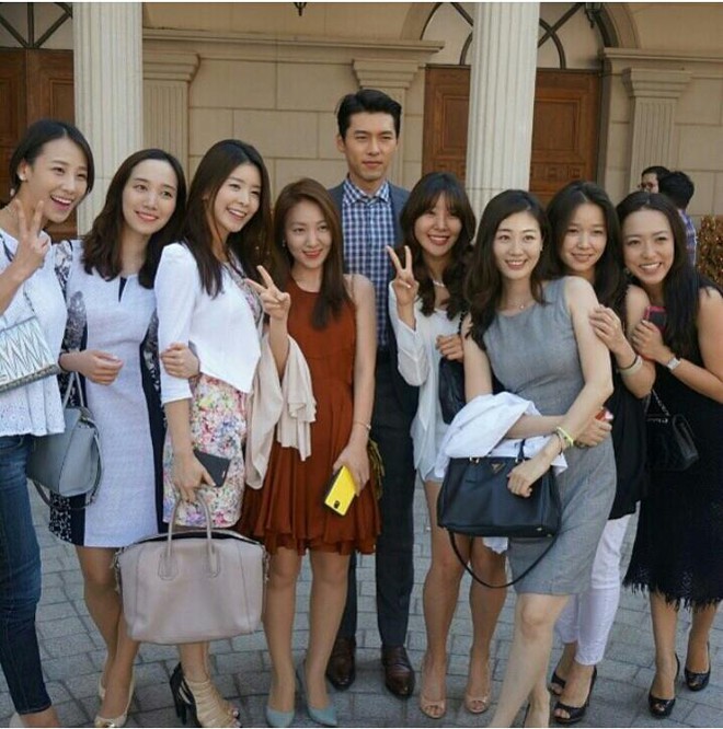 Sốt xình xịch ảnh Hyun Bin đi đám cưới: Bảnh bao chấp cam thường, cả dàn khách mời nữ biến thành hậu cung vây quanh - Ảnh 2.