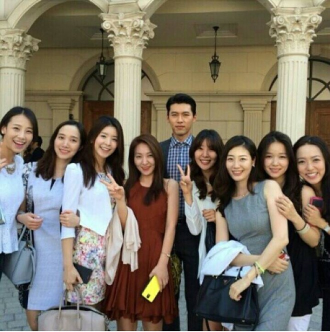 Sốt xình xịch ảnh Hyun Bin đi đám cưới: Bảnh bao chấp cam thường, cả dàn khách mời nữ biến thành hậu cung vây quanh - Ảnh 3.