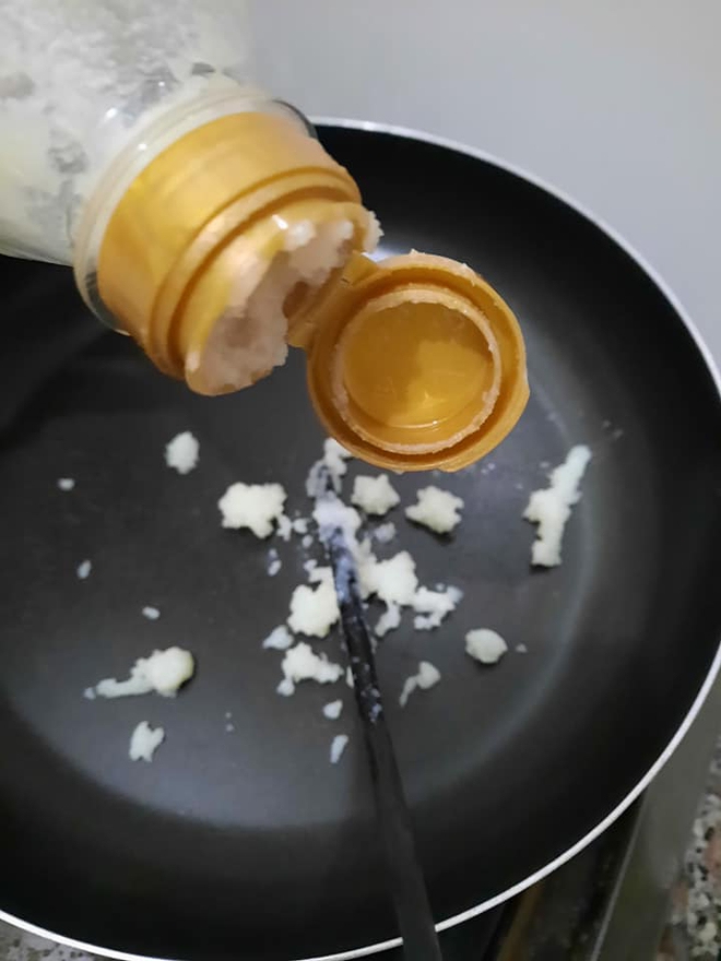Mở tủ lạnh thấy chai dầu đông đặc như mỡ lợn, cô gái điếng người lên mạng hỏi còn bị doạ: Bạn mua đồ đểu rồi! - Ảnh 1. Mở tủ lạnh thấy chai dầu đông đặc như mỡ lợn, cô gái điếng người lên mạng hỏi còn bị doạ: Bạn mua đồ đểu rồi! - Ảnh 1.