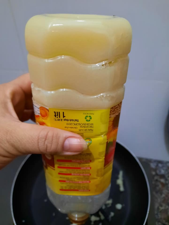 Mở tủ lạnh thấy chai dầu đông đặc như mỡ lợn, cô gái điếng người lên mạng hỏi còn bị doạ: Bạn mua đồ đểu rồi! - Ảnh 2. Mở tủ lạnh thấy chai dầu đông đặc như mỡ lợn, cô gái điếng người lên mạng hỏi còn bị doạ: Bạn mua đồ đểu rồi! - Ảnh 2.