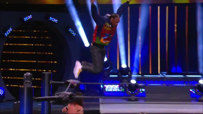 Rapper Snoop Dogg xuất hiện trên sàn vật biểu diễn, gây sốt với màn bay giữa ngân hà cực chất - Ảnh 3.