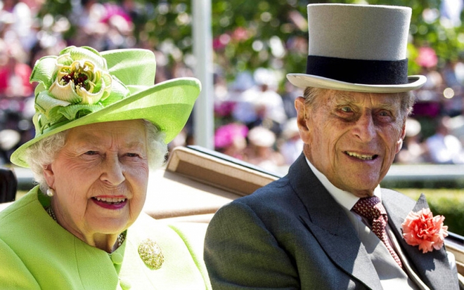 Nữ hoàng Anh và Hoàng thân được tiêm vaccine ngừa Covid-19 - Ảnh 1.
