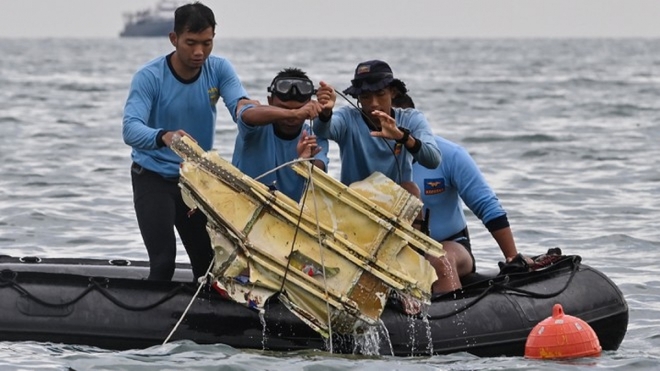 Indonesia đã xác định được vị trí của hai hộp đen trong vụ rơi máy bay - Ảnh 1.