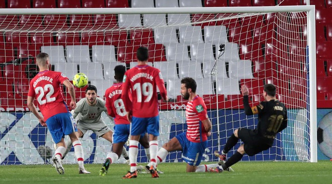 Messi và Griezmann thi nhau ghi bàn tinh tế, Barca thắng giòn giã 4-0, áp sát đại kình địch Real Madrid - Ảnh 2.