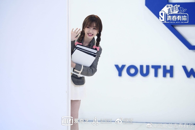 Trợ giảng hot nhất Cbiz h&ocirc;m nay: Ngu Thư H&acirc;n visual si&ecirc;u xinh, từ th&aacute;nh lố cuồng Lisa th&agrave;nh nh&acirc;n tố dự g&acirc;y b&atilde;o Thanh Xu&acirc;n C&oacute; Bạn 3 - Ảnh 4.