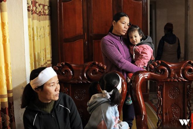 Những k&yacute; ức c&ograve;n ở lại miền qu&ecirc; nơi Chủ tịch x&atilde; v&igrave; d&acirc;n hy sinh trong mưa lũ: &ldquo;Mi&ecirc;n sinh ra l&agrave; để gi&uacute;p người, trời th&igrave; lạnh m&agrave; n&oacute; cứ lội nước m&agrave; đi&rdquo; - Ảnh 6.