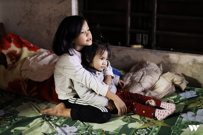 Những k&yacute; ức c&ograve;n ở lại miền qu&ecirc; nơi Chủ tịch x&atilde; v&igrave; d&acirc;n hy sinh trong mưa lũ: &ldquo;Mi&ecirc;n sinh ra l&agrave; để gi&uacute;p người, trời th&igrave; lạnh m&agrave; n&oacute; cứ lội nước m&agrave; đi&rdquo; - Ảnh 7.