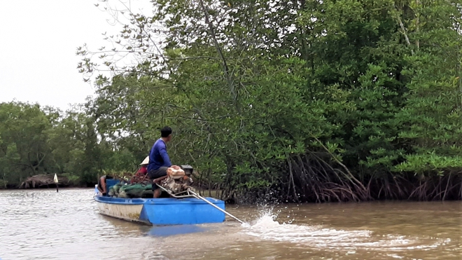 Ph&aacute;t hiện thi thể hai mẹ con dưới k&ecirc;nh nước ở C&agrave; Mau - Ảnh 1.