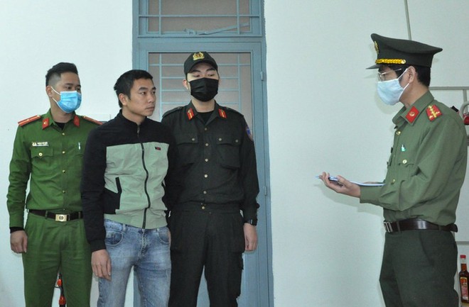 Đ&agrave; Nẵng: Bắt giam 2 t&agrave;i xế nhận chở người Trung Quốc nhập cảnh tr&aacute;i ph&eacute;p - Ảnh 1.