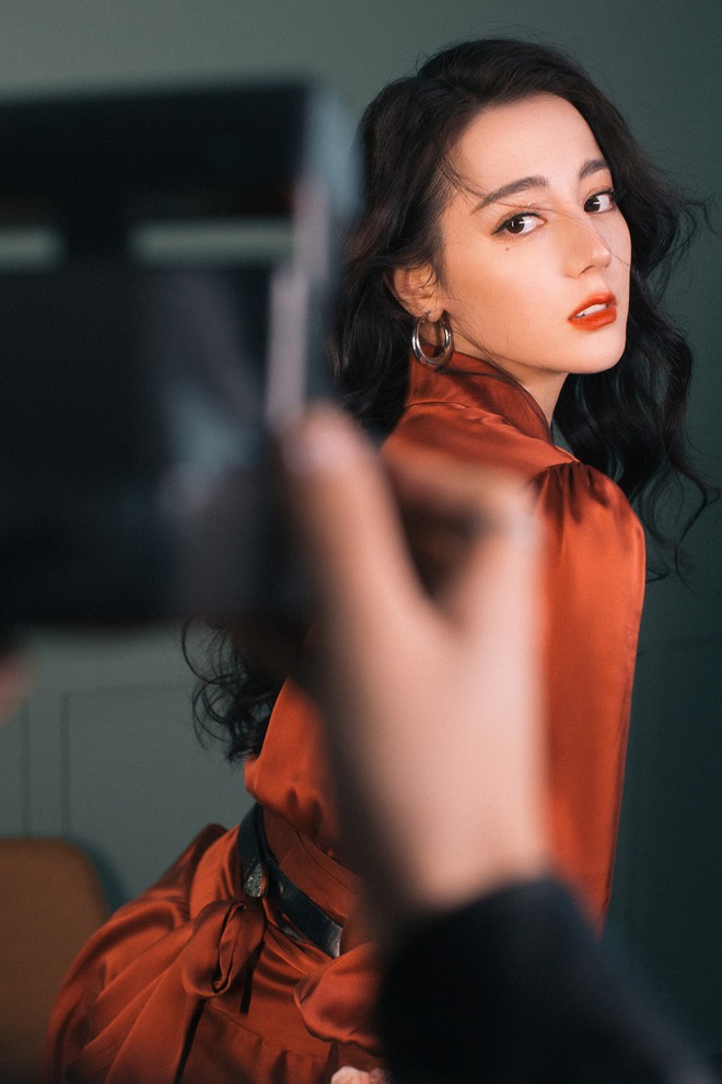 Địch Lệ Nhiệt Ba b&ugrave;ng nổ visual tại sự kiện: Hack tuổi đẳng cấp với t&oacute;c 2 b&ecirc;n, đ&uacute;ng l&agrave; đang y&ecirc;u c&oacute; kh&aacute;c - Ảnh 10.