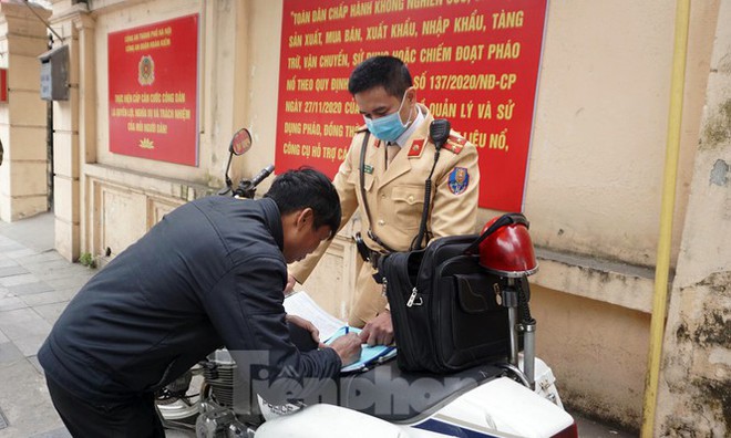 Đo nồng độ cồn sau nhiều tiếng uống 2 cốc bia, l&aacute;i xe &ocirc;m kh&oacute;c r&ograve;ng khi nộp phạt - Ảnh 2.