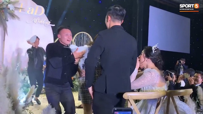 Quang Hải quẩy cực sung trong hôn lễ của Bùi Tiến Dũng sau những lùm xùm ngoài sân cỏ - Ảnh 4.