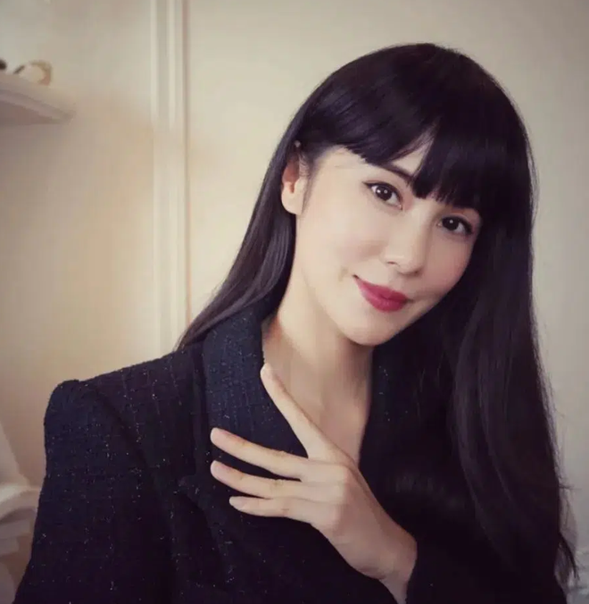 Mổ xẻ profile khủng của qu&yacute; c&ocirc; chanh sả được giới trẻ Trung Quốc ngưỡng mộ: Cuộc sống nhung lụa v&agrave; danh t&iacute;nh người đ&agrave;n &ocirc;ng thần b&iacute; đứng sau - Ảnh 1.