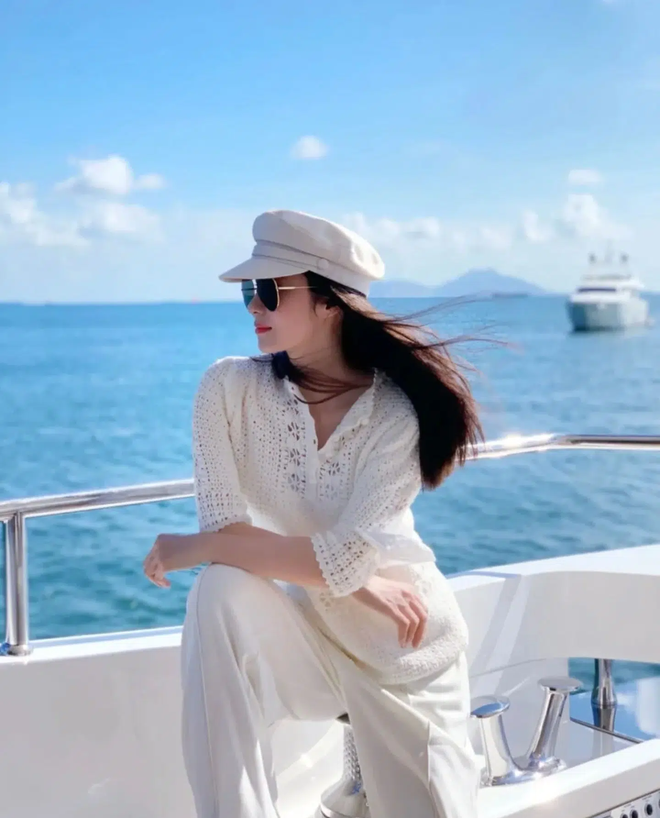 Mổ xẻ profile khủng của qu&yacute; c&ocirc; chanh sả được giới trẻ Trung Quốc ngưỡng mộ: Cuộc sống nhung lụa v&agrave; danh t&iacute;nh người đ&agrave;n &ocirc;ng thần b&iacute; đứng sau - Ảnh 2.