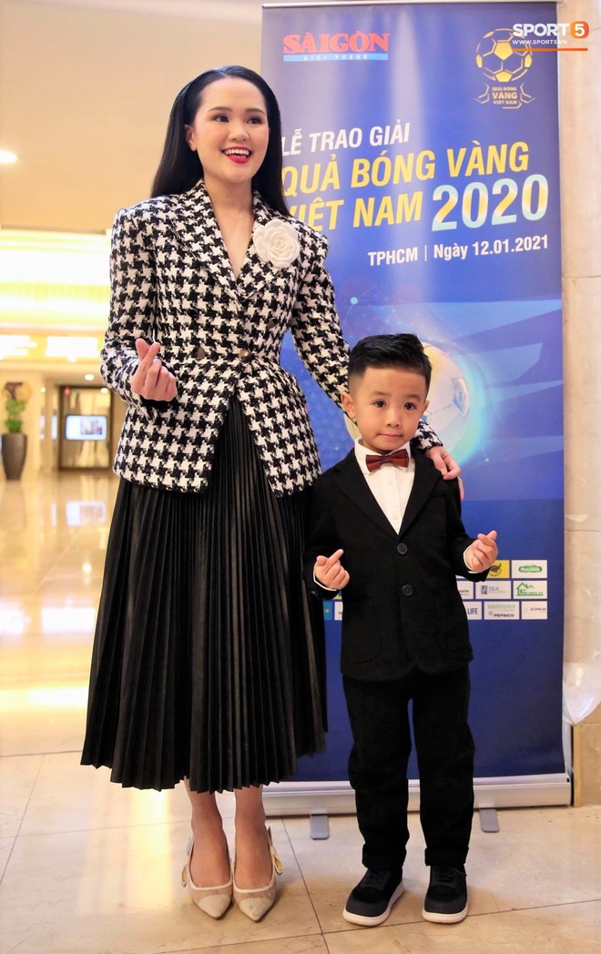 Vợ Văn Quyết xinh đẹp nổi bật cùng chồng dự lễ trao giải Quả Bóng Vàng 2020 - Ảnh 4.