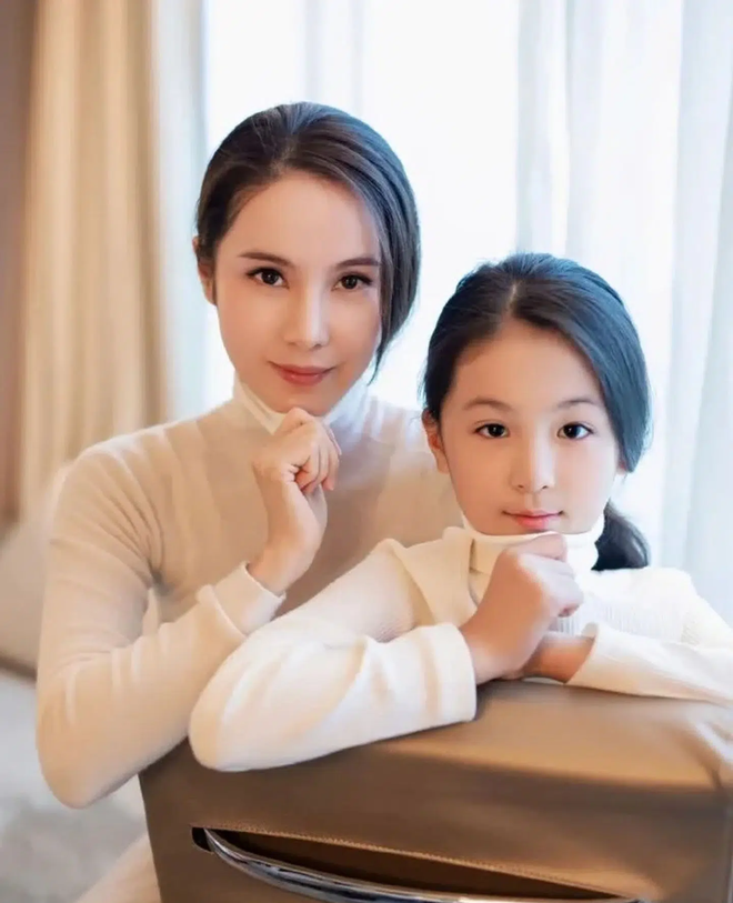 Mổ xẻ profile khủng của qu&yacute; c&ocirc; chanh sả được giới trẻ Trung Quốc ngưỡng mộ: Cuộc sống nhung lụa v&agrave; danh t&iacute;nh người đ&agrave;n &ocirc;ng thần b&iacute; đứng sau - Ảnh 10.