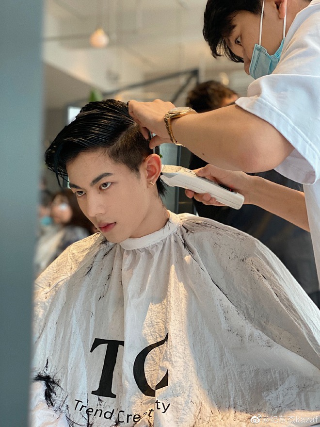 Drama hot của Cbiz hôm nay: Học trò Lisa chưa thi đã xin rút, ai dè lộ ảnh hẹn hò với bạn gái từng là antifan "cứng" - Ảnh 4. Drama hot của Cbiz hôm nay: Học trò Lisa chưa thi đã xin rút, ai dè lộ ảnh hẹn hò với bạn gái từng là antifan "cứng" - Ảnh 4.