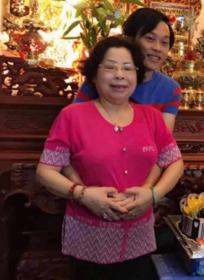 Tri kỷ Chí Tài vừa qua đời, Hoài Linh lại phải nén đau thương vì người thân ra đi, Lệ Quyên và dàn sao đồng loạt chia buồn - Ảnh 2. Tri kỷ Chí Tài vừa qua đời, Hoài Linh lại phải nén đau thương vì người thân ra đi, Lệ Quyên và dàn sao đồng loạt chia buồn - Ảnh 2.
