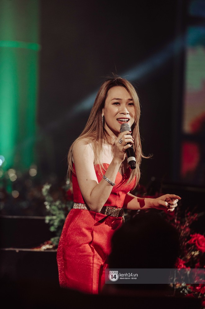 Mỹ T&acirc;m lần đầu h&aacute;t live Anh Chưa Biết Đ&acirc;u nhưng kh&ocirc;ng thể trọn vẹn v&igrave; bị nh&oacute;m b&egrave; hại, fan than trời khi xem livestream - Ảnh 4.