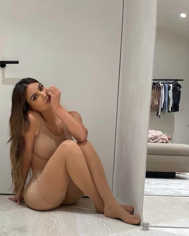 Kim Kardashian đăng ảnh mặc nội y sexy “nghẹt thở”, lộ luôn dấu hiệu ngầm  thông báo đã ly hôn Kanye West?