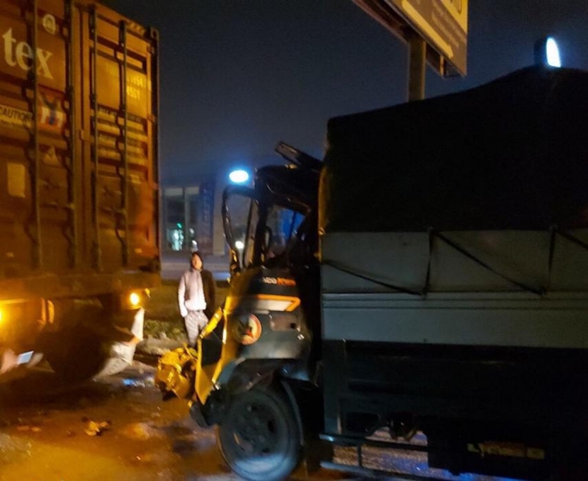 Đ&acirc;m v&agrave;o xe container đỗ b&ecirc;n đường, t&agrave;i xế xe tải tử vong - Ảnh 1.