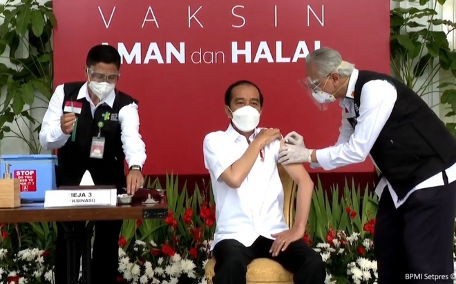 Tổng thống Indonesia tiêm vaccine Covid-19 do Sinovac của Trung Quốc sản xuất - Ảnh 1.