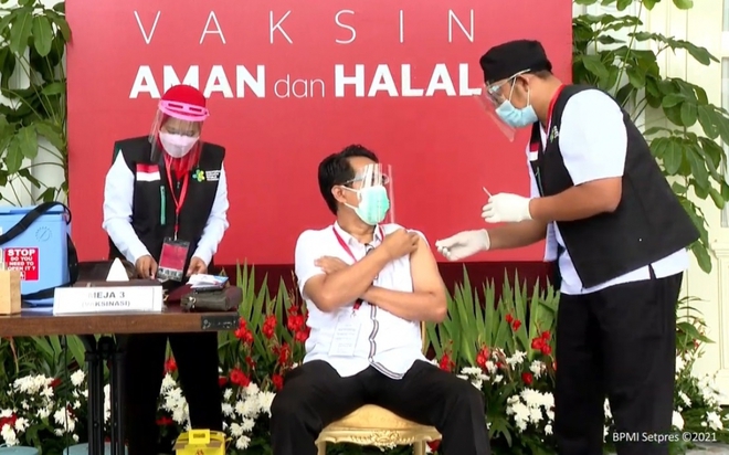 Tổng thống Indonesia tiêm vaccine Covid-19 do Sinovac của Trung Quốc sản xuất - Ảnh 2.