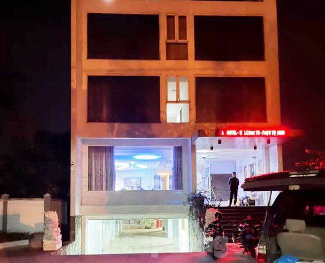 Bắt nh&oacute;m đối tượng tổ chức b&aacute;n d&acirc;m, bay lắc cho d&acirc;n chơi trong kh&aacute;ch sạn - Ảnh 3.