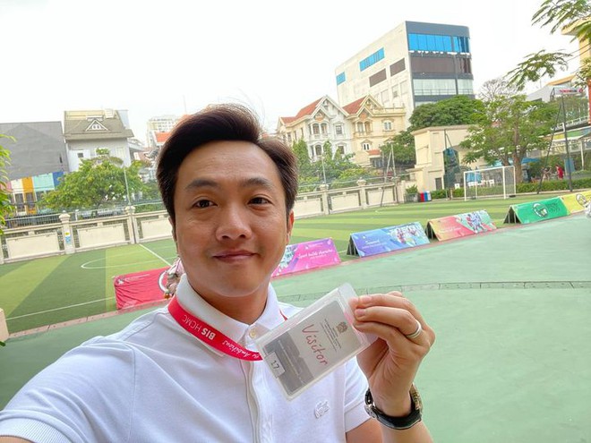 Cường Đô La đi họp phụ huynh cho Subeo, nhìn tấm ảnh đeo trên cổ mà muốn ngất xỉu vì độ giàu có - Ảnh 1. Cường Đô La đi họp phụ huynh cho Subeo, nhìn tấm ảnh đeo trên cổ mà muốn ngất xỉu vì độ giàu có - Ảnh 1.