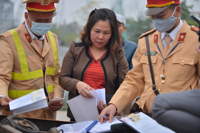 Hàng loạt ô tô bất chấp nguy hiểm, biển cấm, ngang nhiên quay đầu trên tuyến đường cao tốc đẹp nhất Hà Nội - Ảnh 8.