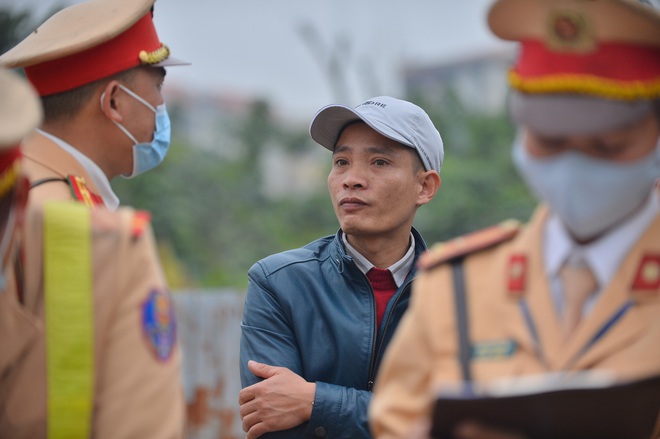 Hàng loạt ô tô bất chấp nguy hiểm, biển cấm, ngang nhiên quay đầu trên tuyến đường cao tốc đẹp nhất Hà Nội - Ảnh 9.