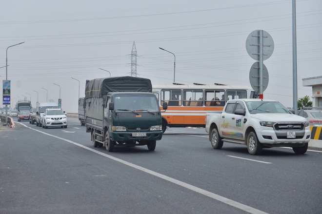 Hàng loạt ô tô bất chấp nguy hiểm, biển cấm, ngang nhiên quay đầu trên tuyến đường cao tốc đẹp nhất Hà Nội - Ảnh 6.