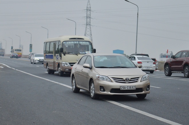 Hàng loạt ô tô bất chấp nguy hiểm, biển cấm, ngang nhiên quay đầu trên tuyến đường cao tốc đẹp nhất Hà Nội - Ảnh 5.