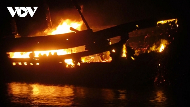 Cháy tàu cá tại Quảng Ngãi, thiệt hại 5 tỷ đồng - Ảnh 1.