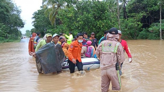 Lũ lụt nghiêm trọng ở Indonesia nhấn chìm hơn 6.300 ngôi nhà - Ảnh 1.