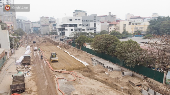 Công trình ngổn ngang tại con đường dài 1,3km treo gần 20 năm giữa Thủ đô khiến người dân khó chịu khi đi qua - Ảnh 4.