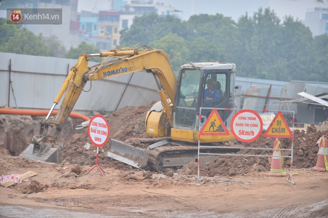 Công trình ngổn ngang tại con đường dài 1,3km treo gần 20 năm giữa Thủ đô khiến người dân khó chịu khi đi qua - Ảnh 8.